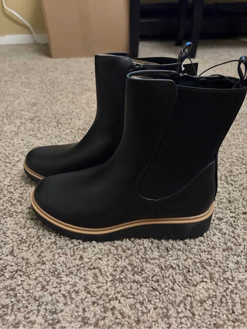 Art Class Chelsea boots in size 4 NWT